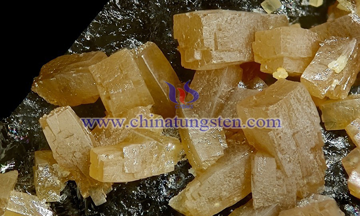 自然界中發(fā)現(xiàn)的鎢鐵礦石 自然界中發(fā)現(xiàn)的鎢鐵礦石